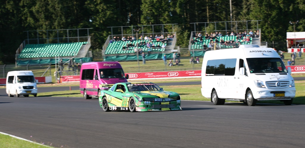 Jan Magnussen blandt busserne i Warmup
(Foto: Motorsporten.dk)